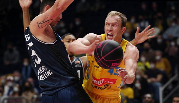 Bogdan Radosavljevic, Luke Sikma Aktion Spielszene Zweikampf Basketball BBL Pokal Top Four Herren Finale Saison 2021 2022 20.02.2022 Alba Berlin vs. HAKRO Merlins Crailsheim