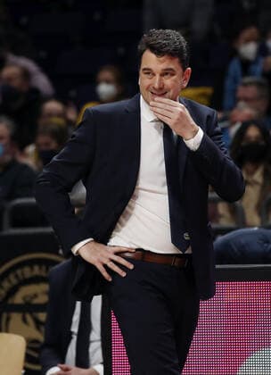 Trainer Israel Gonzales nachdenklich Aktion Oberkoerper Oberkörper Basketball BBL Pokal Top Four Herren Finale Saison 2021 2022 20.02.2022 Alba Berlin vs. HAKRO Merlins Crailsheim