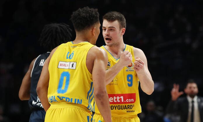 Maodo Lo, Jonas Mattissek redend Aktion Oberkoerper Oberkörper Basketball BBL Pokal Top Four Herren Finale Saison 2021 2022 20.02.2022 Alba Berlin vs. HAKRO Merlins Crailsheim
