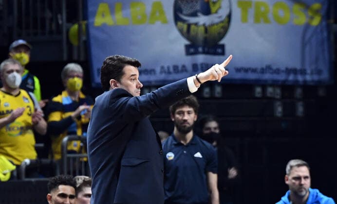 Basketball, Herren, Saison 2021 2022, MagentaSport BBL Pokal, Top Four (Finale), Hakro Merlins Crailsheim - Alba Berlin, Trainer Israel Gonzalez (Alba Berlin), 20.02. 2022, Copyright: xSebastianxRäppold MatthiasxKochx