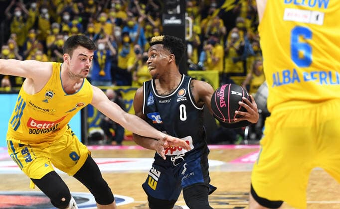 Basketball, Herren, Saison 2021 2022, MagentaSport BBL Pokal, Top Four (Finale), Hakro Merlins Crailsheim - Alba Berlin, v. l. Jonas Mattisseck (Alba Berlin), T.J. Shorts (Hakro Merlins Crailsheim), Malte Delow (Alba Berlin), 20.02. 2022, Copyright: xSebastianxRäppold MatthiasxKochx