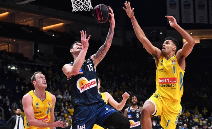 Basketball, Herren, Saison 2021 2022, MagentaSport BBL Pokal, Top Four (Finale), Hakro Merlins Crailsheim - Alba Berlin, v. l. Luke Sikma (Alba Berlin), Bogdan Radosavljevic (Hakro Merlins Crailsheim), Oscar da Silva (Alba Berlin), 20.02. 2022, Copyright: xSebastianxRäppold MatthiasxKochx