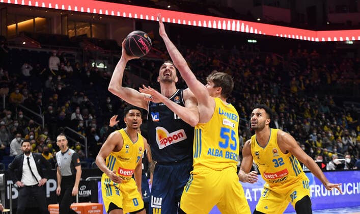 Basketball, Herren, Saison 2021 2022, MagentaSport BBL Pokal, Top Four (Finale), Hakro Merlins Crailsheim - Alba Berlin, v. l. Dejan Kovacevic (Hakro Merlins Crailsheim), Ben Lammers (Alba Berlin), 20.02. 2022, Copyright: xSebastianxRäppold MatthiasxKochx