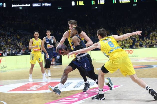 DEU, TOP4, Pokal, ALBA vs. Crailsheim, 20.02.2022, Mercedes-Benz-Arena, Berlin, DEU, TOP4, Pokal, ALBA vs. Crailsheim, im Bild Lammers (ALBA Berlin 55), Malte Delow (ALBA Berlin 6), T.J. Shorts (Crailsheim 0)