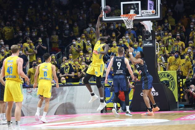 DEU, TOP4, Pokal, ALBA vs. Crailsheim, 20.02.2022, Mercedes-Benz-Arena, Berlin, DEU, TOP4, Pokal, ALBA vs. Crailsheim, im Bild Christ Koumadje (ALBA Berlin 21), Fabian Bleck (Crailsheim 9), Richmond Aririguzoh (Crailsheim 34)
