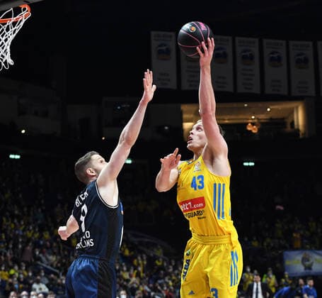 Basketball, Herren, Saison 2021 2022, MagentaSport BBL Pokal, Top Four (Finale), Hakro Merlins Crailsheim - Alba Berlin, v. l. Fabian Bleck (Hakro Merlins Crailsheim), Luke Sikma (Alba Berlin), 20.02. 2022, Copyright: xSebastianxRäppold MatthiasxKochx