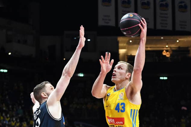 Basketball, Herren, Saison 2021 2022, MagentaSport BBL Pokal, Top Four (Finale), Hakro Merlins Crailsheim - Alba Berlin, v. l. Fabian Bleck (Hakro Merlins Crailsheim), Luke Sikma (Alba Berlin), 20.02. 2022, Copyright: xSebastianxRäppold MatthiasxKochx