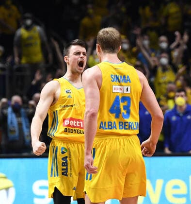 Basketball, Herren, Saison 2021 2022, MagentaSport BBL Pokal, Top Four (Finale), Hakro Merlins Crailsheim - Alba Berlin, v. l. Jonas Mattisseck (Alba Berlin), Luke Sikma (Alba Berlin), 20.02. 2022, Copyright: xSebastianxRäppold MatthiasxKochx