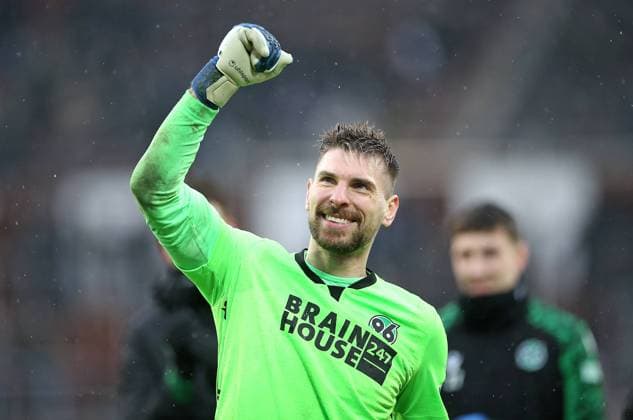 20.02.2022, Fussball 2. Bundesliga 2021 2022, 23. Spieltag, FC St. Pauli - Hannover 96, im Millerntor-Stadion Hamburg. Schlussjubel Torwart Ron-Robert Zieler (Hannover)
