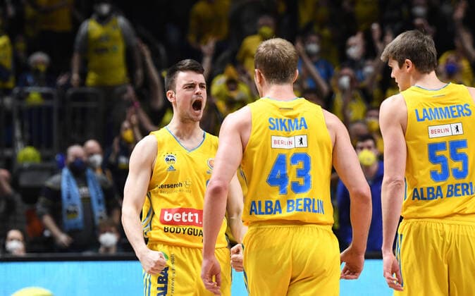 Basketball, Herren, Saison 2021 2022, MagentaSport BBL Pokal, Top Four (Finale), Hakro Merlins Crailsheim - Alba Berlin, v. l. Jonas Mattisseck (Alba Berlin), Luke Sikma (Alba Berlin), Ben Lammers (Alba Berlin), 20.02. 2022, Copyright: xSebastianxRäppold MatthiasxKochx