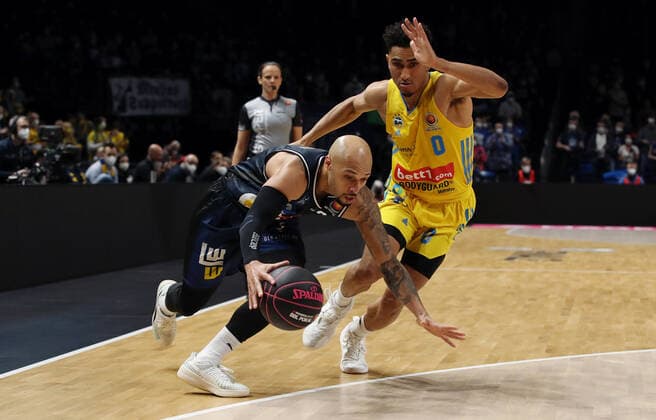 Maurice Stuckey, Maodo Lo Aktion Spielszene Zweikampf Basketball BBL Pokal Top Four Herren Finale Saison 2021 2022 20.02.2022 Alba Berlin vs. HAKRO Merlins Crailsheim