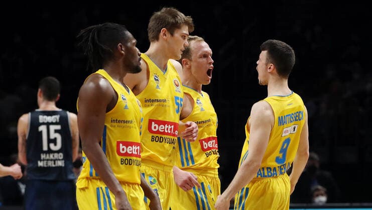 Jaleen Smith, Ben Lammers, Luke Sikma, Jonas Mattissek jubelnd Freude Emotion Jubel nach Dreier Dreipunktewurf Basketball BBL Pokal Top Four Herren Finale Saison 2021 2022 20.02.2022 Alba Berlin vs. HAKRO Merlins Crailsheim