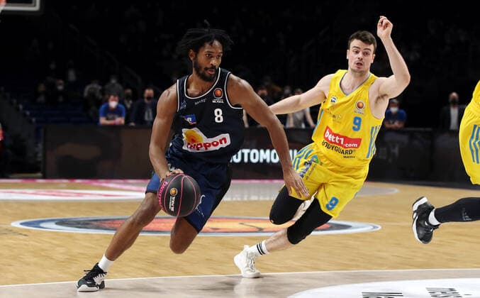 Terrell Harris, Jonas Mattissek Aktion Spielszene Zweikampf Basketball BBL Pokal Top Four Herren Finale Saison 2021 2022 20.02.2022 Alba Berlin vs. HAKRO Merlins Crailsheim