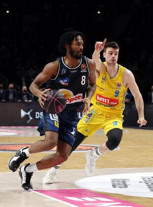 Terrell Harris, Jonas Mattissek Aktion Spielszene Zweikampf Basketball BBL Pokal Top Four Herren Finale Saison 2021 2022 20.02.2022 Alba Berlin vs. HAKRO Merlins Crailsheim