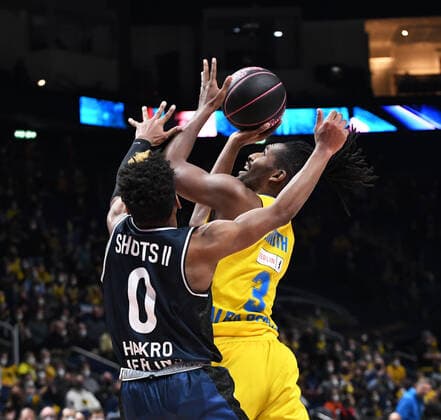 Basketball, Herren, Saison 2021 2022, MagentaSport BBL Pokal, Top Four (Finale), Hakro Merlins Crailsheim - Alba Berlin, v. l. T.J. Shorts (Hakro Merlins Crailsheim), Jaleen Smith (Alba Berlin), 20.02. 2022, Copyright: xSebastianxRäppold MatthiasxKochx