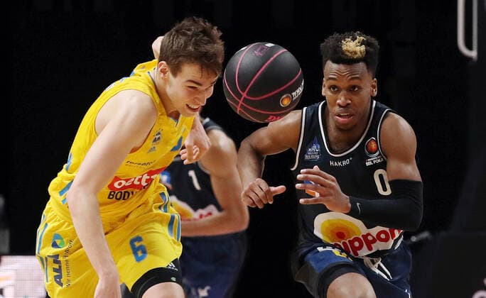 Bilder des Jahres 2022, Sport 02 Februar Sport Themen der Woche KW 07 Malte Delow, TJ Shorts II Aktion Spielszene Zweikampf Basketball BBL Pokal Top Four Herren Finale Saison 2021 2022 20.02.2022 Alba Berlin vs. HAKRO Merlins Crailsheim *** Malte Delow, TJ Shorts II Action Game Scene Duel Sports Basketball BBL Cup Top Four Mens Final Season 2021 2022 20 02 2022 Alba Berlin vs HAKRO Merlins Crailsheim
