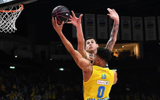 Basketball, Herren, Saison 2021 2022, MagentaSport BBL Pokal, Top Four (Finale), Hakro Merlins Crailsheim - Alba Berlin, v. l. Bogdan Radosavljevic (Hakro Merlins Crailsheim), Maodo Lo (Alba Berlin), 20.02. 2022, Copyright: xSebastianxRäppold MatthiasxKochx