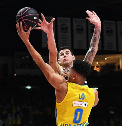 Basketball, Herren, Saison 2021 2022, MagentaSport BBL Pokal, Top Four (Finale), Hakro Merlins Crailsheim - Alba Berlin, v. l. Bogdan Radosavljevic (Hakro Merlins Crailsheim), Maodo Lo (Alba Berlin), 20.02. 2022, Copyright: xSebastianxRäppold MatthiasxKochx