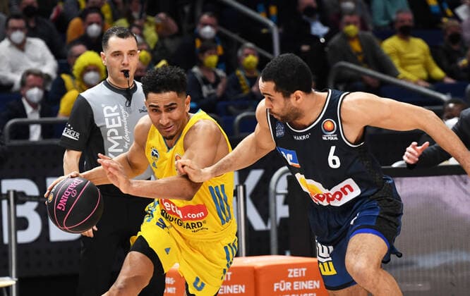 Basketball, Herren, Saison 2021 2022, MagentaSport BBL Pokal, Top Four (Finale), Hakro Merlins Crailsheim - Alba Berlin, v. l. Maodo Lo (Alba Berlin), Elias Lasisi (Hakro Merlins Crailsheim), 20.02. 2022, Copyright: xSebastianxRäppold MatthiasxKochx