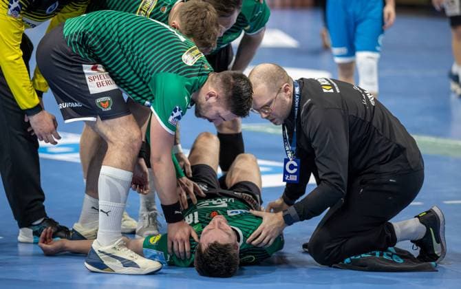 Berlin, 20.02.2022, Handball: Bundesliga, Fuechse Berlin - TVB Stuttgart, 21. Spieltag, Max-Schmeling-Halle. Berlins Hans Lindberg liegt verletzt am Boden. Fuechse Berlin - TVB Stuttgart