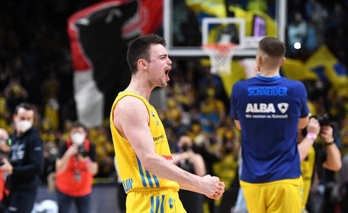 Basketball, Herren, Saison 2021 2022, MagentaSport BBL Pokal, Top Four (Finale), Hakro Merlins Crailsheim - Alba Berlin, Jonas Mattisseck (Alba Berlin), Jubel nach Spielende, 20.02. 2022, Copyright: xSebastianxRäppold MatthiasxKochx