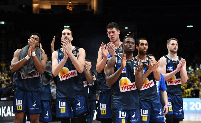 Basketball, Herren, Saison 2021 2022, MagentaSport BBL Pokal, Top Four (Finale), Hakro Merlins Crailsheim - Alba Berlin, Crailsheim, Enttäuschung nach Spielende, 20.02. 2022, Copyright: xSebastianxRäppold MatthiasxKochx