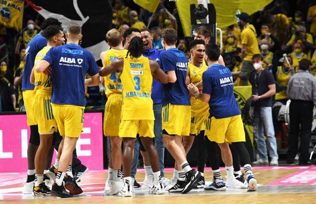 Basketball, Herren, Saison 2021 2022, MagentaSport BBL Pokal, Top Four (Finale), Hakro Merlins Crailsheim - Alba Berlin, Alba, Jubel nach Spielende, 20.02. 2022, Copyright: xSebastianxRäppold MatthiasxKochx