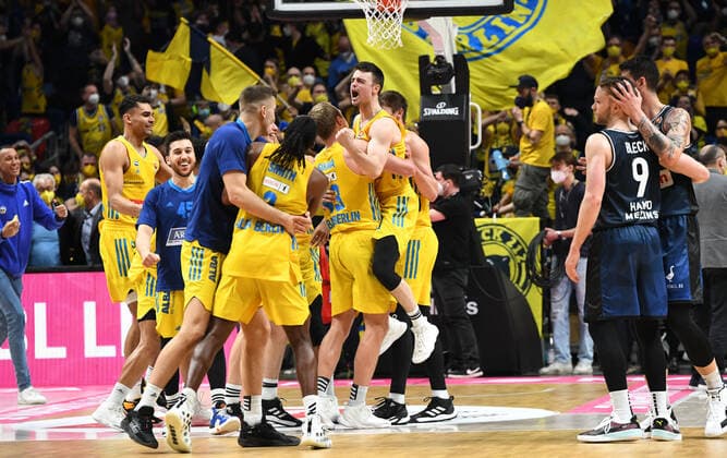 Basketball, Herren, Saison 2021 2022, MagentaSport BBL Pokal, Top Four (Finale), Hakro Merlins Crailsheim - Alba Berlin, Alba, Jubel nach Spielende, 20.02. 2022, Copyright: xSebastianxRäppold MatthiasxKochx