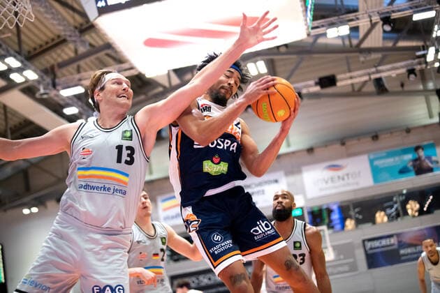 BARMER 2. Basketball Bundesliga ProA Saison 2021 2022 Spieltag 26 am 20.2.22 Medipolis SC Jena vs Rostock Seawolves v.re. beim Rebound Nijal Eman Pearson (Rostock) gegen Clint Chapman (Jena) Sparkassen Arena