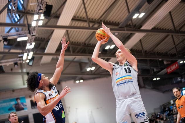 BARMER 2. Basketball Bundesliga ProA Saison 2021 2022 Spieltag 26 am 20.2.22 Medipolis SC Jena vs Rostock Seawolves v.re. Clint Chapman (Jena) beim Wurf gegen Nijal Eman Pearson (Rostock) Sparkassen Arena