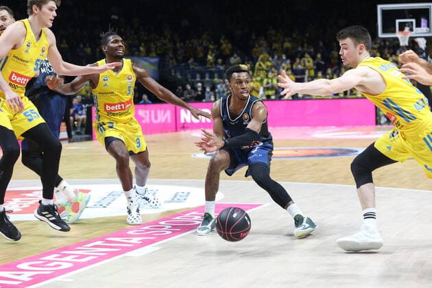 DEU, TOP4, Pokal, ALBA vs. Crailsheim, 20.02.2022, Mercedes-Benz-Arena, Berlin, DEU, TOP4, Pokal, ALBA vs. Crailsheim, im Bild Jaleen Smith (ALBA Berlin 3), Lammers (ALBA Berlin 55), a9 T.J. Shorts (Crailsheim 0)