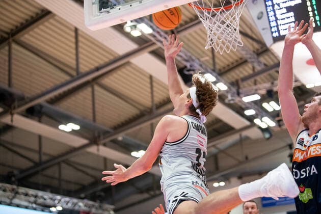 BARMER 2. Basketball Bundesliga ProA Saison 2021 2022 Spieltag 26 am 20.2.22 Medipolis SC Jena vs Rostock Seawolves v.li. Clint Chapman (Jena) beim Korbleger gegen Till Gloger (Rostock) Sparkassen Arena