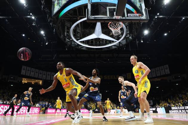DEU, TOP4, Pokal, ALBA vs. Crailsheim, 20.02.2022, Mercedes-Benz-Arena, Berlin, DEU, TOP4, Pokal, ALBA vs. Crailsheim, im Bild Jaleen Smith (ALBA Berlin 3), Luke Sikma (ALBA Berlin 43), Terrell Harris (Crailsheim 8), Fabian Bleck (Crailsheim 9)