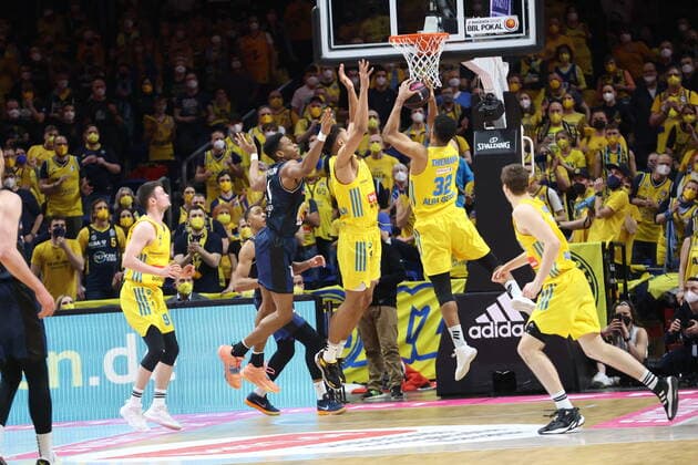 DEU, TOP4, Pokal, ALBA vs. Crailsheim, 20.02.2022, Mercedes-Benz-Arena, Berlin, DEU, TOP4, Pokal, ALBA vs. Crailsheim, im Bild Johannes Thiemann (ALBA Berlin 32), Maodo Lo (ALBA Berlin 0), Richmond Aririguzoh (Crailsheim 34)