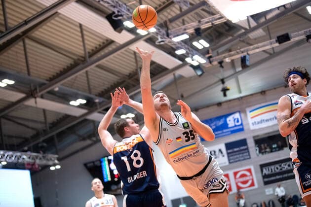 BARMER 2. Basketball Bundesliga ProA Saison 2021 2022 Spieltag 26 am 20.2.22 Medipolis SC Jena vs Rostock Seawolves Mitte: Stephan Haukohl (Jena) beim Korbleger gegen Till Gloger (Rostock) Sparkassen Arena