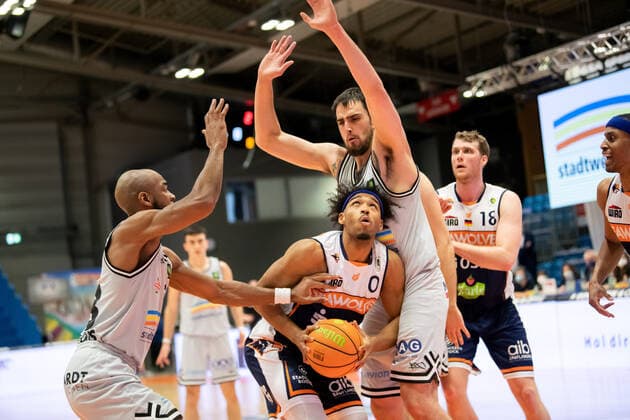 BARMER 2. Basketball Bundesliga ProA Saison 2021 2022 Spieltag 26 am 20.2.22 Medipolis SC Jena vs Rostock Seawolves Mitte am Ball: Robert Albert Montgomery JR (Rostock) gegen links Brandon Thomas (Jena) und rechts Alex Herrera (Jena) Sparkassen Arena
