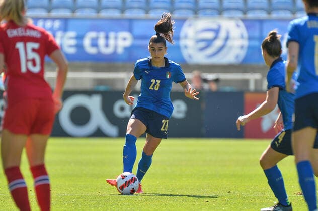 Benedetta Orsi (Italien) mit Ball am Fuß, 20.02.2022, Faro, Fussball, Frauen, Algarve Cup, Norwegen - Italien xklx