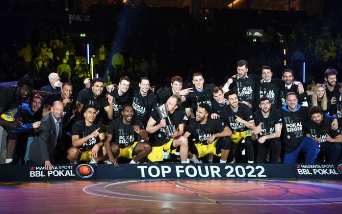Basketball, Herren, Saison 2021 2022, MagentaSport BBL Pokal, Top Four (Finale), Hakro Merlins Crailsheim - Alba Berlin, Siegerfoto Alba Berlin, 20.02. 2022, Copyright: xSebastianxRäppold MatthiasxKochx