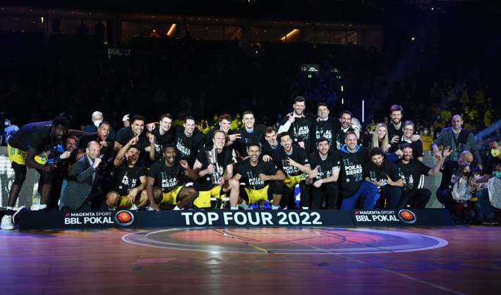 Basketball, Herren, Saison 2021 2022, MagentaSport BBL Pokal, Top Four (Finale), Hakro Merlins Crailsheim - Alba Berlin, Siegerfoto Alba Berlin, 20.02. 2022, Copyright: xSebastianxRäppold MatthiasxKochx