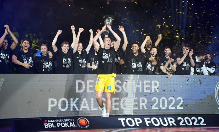 Bilder des Jahres 2022, Sport 02 Februar Sport Themen der Woche KW 07 Basketball, Herren, Saison 2021 2022, MagentaSport BBL Pokal, Top Four (Finale), Hakro Merlins Crailsheim - Alba Berlin, Luke Sikma (Alba Berlin) hebt den Pokal in die Luft, 20.02. 2022, *** Basketball, men, 2021 2022 season, MagentaSport BBL Cup, Top Four Final , Hakro Merlins Crailsheim Alba Berlin, Luke Sikma Alba Berlin raises the cup in the air, 20 02 2022, Copyright: xSebastianxRäppold MatthiasxKochx