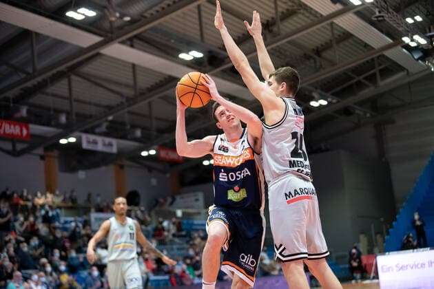 BARMER 2. Basketball Bundesliga ProA Saison 2021 2022 Spieltag 26 am 20.2.22 Medipolis SC Jena vs Rostock Seawolves v.li. Tyler Nelson (Rostock) beim Korbleger gegen Lorenz Bank (Jena) Sparkassen Arena