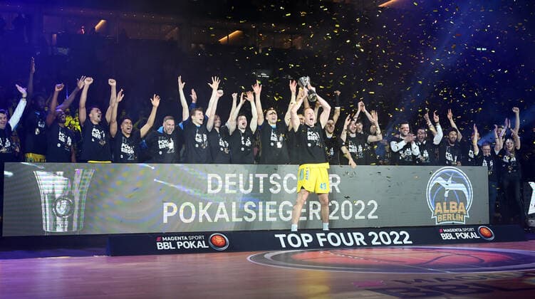 Basketball, Herren, Saison 2021 2022, MagentaSport BBL Pokal, Top Four (Finale), Hakro Merlins Crailsheim - Alba Berlin, Luke Sikma (Alba Berlin) hebt den Pokal in die Luft, 20.02. 2022, Copyright: xSebastianxRäppold MatthiasxKochx