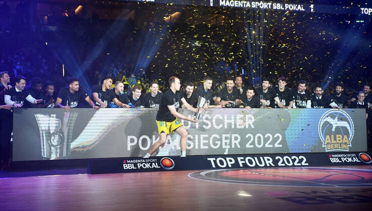 Basketball, Herren, Saison 2021 2022, MagentaSport BBL Pokal, Top Four (Finale), Hakro Merlins Crailsheim - Alba Berlin, Luke Sikma (Alba Berlin) hebt den Pokal in die Luft, 20.02. 2022, Copyright: xSebastianxRäppold MatthiasxKochx