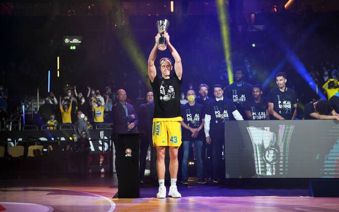 Basketball, Herren, Saison 2021 2022, MagentaSport BBL Pokal, Top Four (Finale), Hakro Merlins Crailsheim - Alba Berlin, Luke Sikma (Alba Berlin) hebt den Pokal in die Luft, 20.02. 2022, Copyright: xSebastianxRäppold MatthiasxKochx