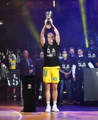 Basketball, Herren, Saison 2021 2022, MagentaSport BBL Pokal, Top Four (Finale), Hakro Merlins Crailsheim - Alba Berlin, Luke Sikma (Alba Berlin) hebt den Pokal in die Luft, 20.02. 2022, Copyright: xSebastianxRäppold MatthiasxKochx