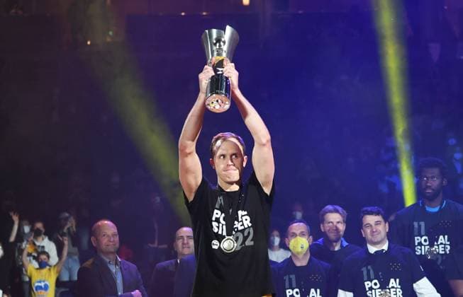 Basketball, Herren, Saison 2021 2022, MagentaSport BBL Pokal, Top Four (Finale), Hakro Merlins Crailsheim - Alba Berlin, Luke Sikma (Alba Berlin) hebt den Pokal in die Luft, 20.02. 2022, Copyright: xSebastianxRäppold MatthiasxKochx