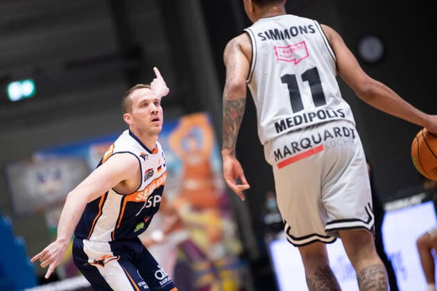 BARMER 2. Basketball Bundesliga ProA Saison 2021 2022 Spieltag 26 am 20.2.22 Medipolis SC Jena vs Rostock Seawolves v.li. Bradley Loesing (Rostock) gegen Rayshawn Simmons (Jena) Sparkassen Arena