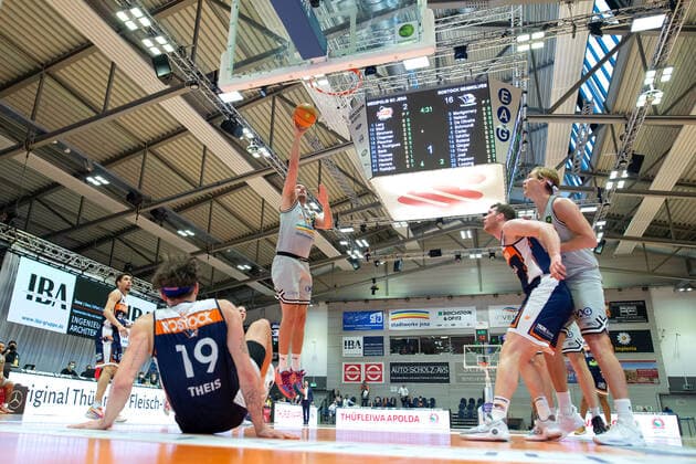 BARMER 2. Basketball Bundesliga ProA Saison 2021 2022 Spieltag 26 am 20.2.22 Medipolis SC Jena vs Rostock Seawolves Mitte: Stephan Haukohl (Jena) beim Korbleger. Links am Boden Sid Marlon Theis (Rostock) Sparkassen Arena