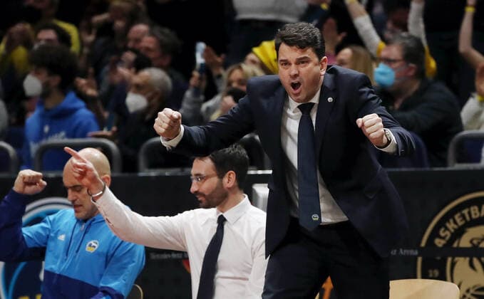 Trainer Israel Gonzales jubelnd Freude Emotion Jubel nach Pokalsieg Basketball BBL Pokal Top Four Herren Finale Saison 2021 2022 20.02.2022 Alba Berlin vs. HAKRO Merlins Crailsheim