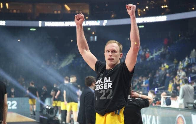 Luke Sikma Pokalsieger jubelnd Freude Emotion Jubel Basketball BBL Pokal Top Four Herren Finale Saison 2021 2022 20.02.2022 Alba Berlin vs. HAKRO Merlins Crailsheim